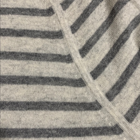 Vince Women’s Stripe Gray Cream Medium Crewneck Pullover Cashmere Sweater - Picture 5 of 9